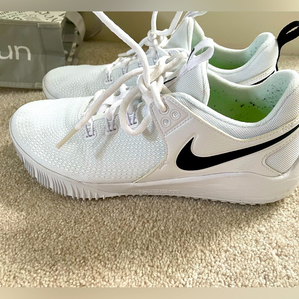 Women’s Nike Volleyball shoes size 9. Only worn once for try- outs.